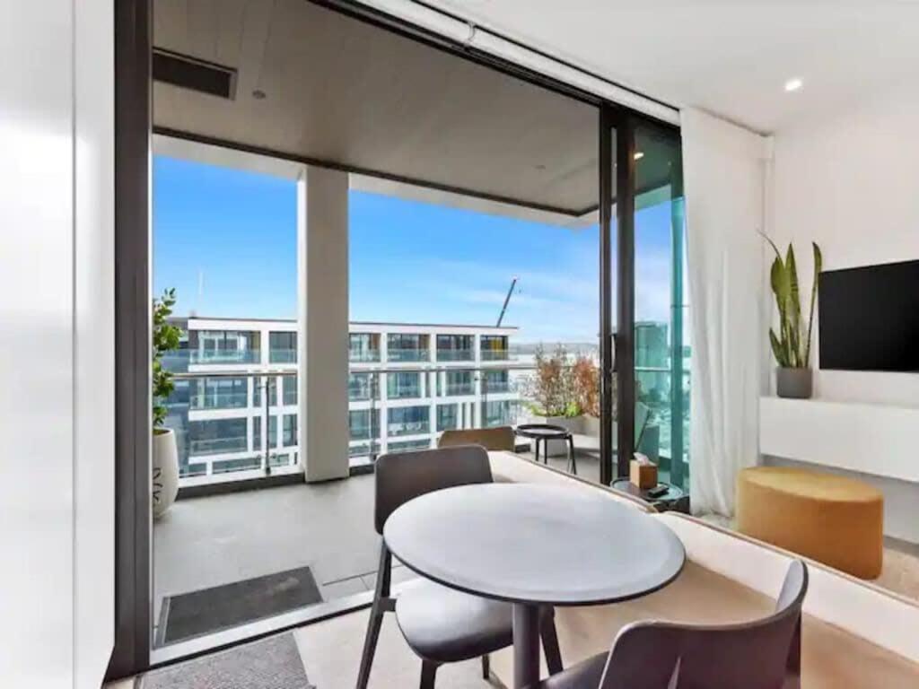 Sleek Modern Studio With Balcony Auckland Exteriör bild
