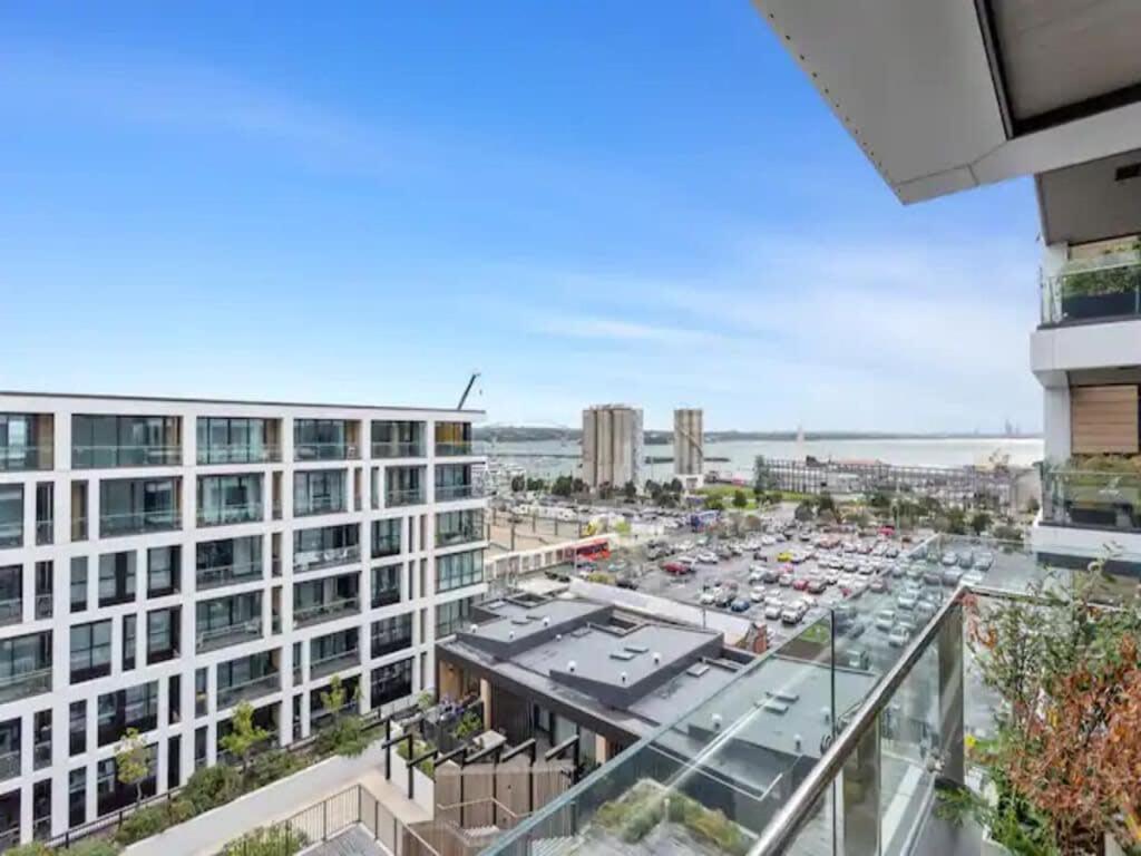 Sleek Modern Studio With Balcony Auckland Exteriör bild