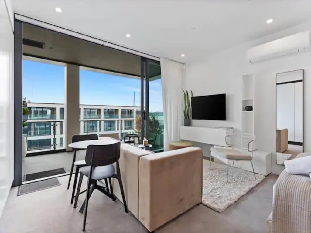 Sleek Modern Studio With Balcony Auckland Exteriör bild