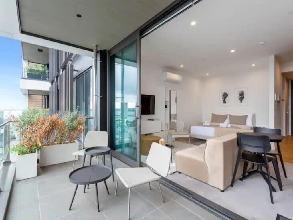 Sleek Modern Studio With Balcony Auckland Exteriör bild
